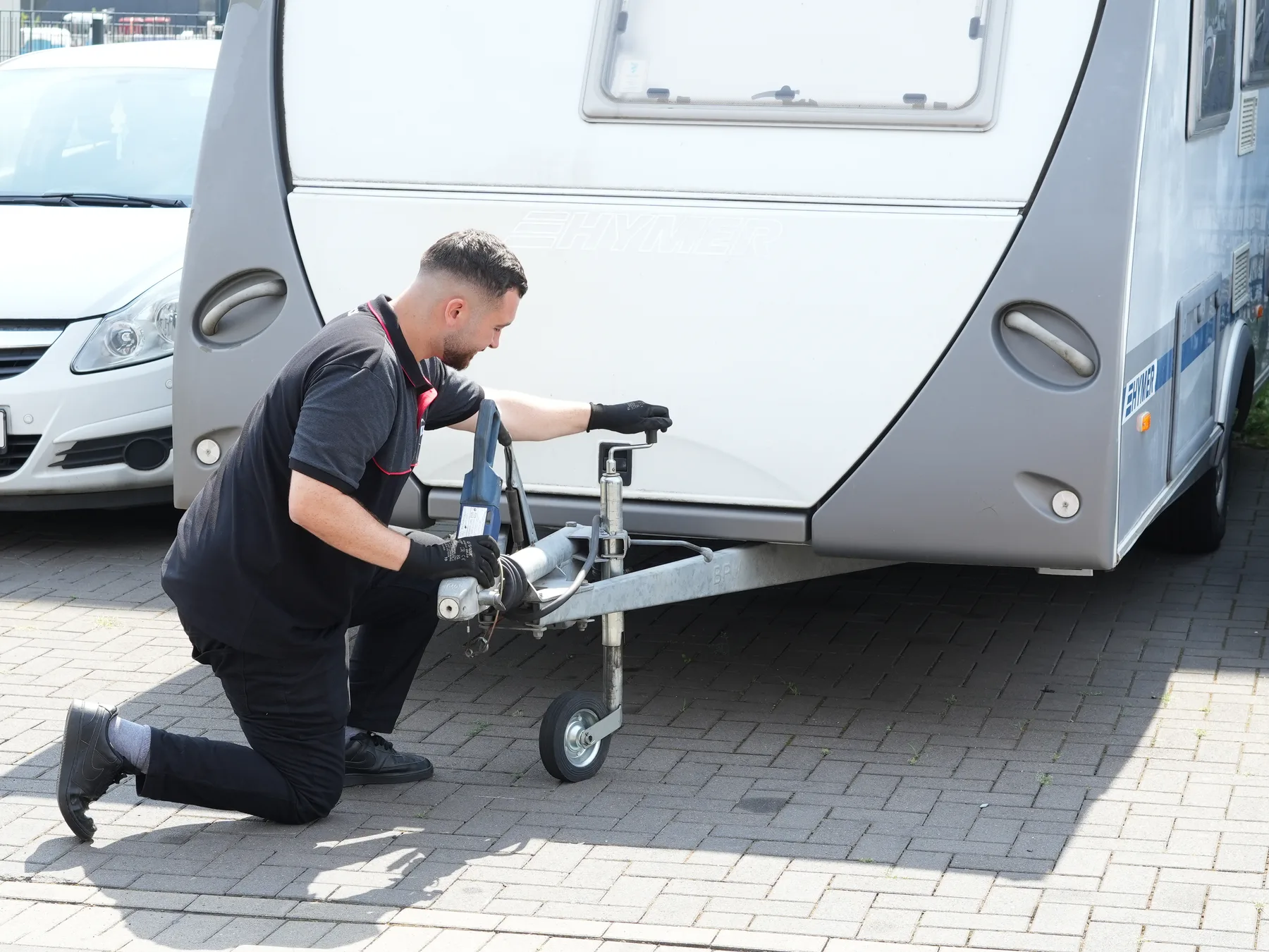 HU für Anhänger an der Deichsel in Köln KÜS-Prüfer kontrolliert die Deichsel eines Wohnwagen-Anhängers bei der HU im Prüfzentrum Köln
